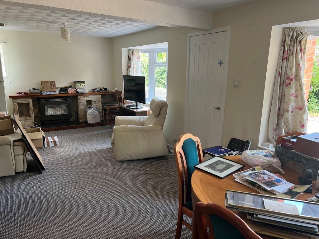 Lot: 128 - THREE-BEDROOM COTTAGE FOR IMPROVEMENT ON FIFTH OF AN ACRE PLOT WITH POTENTIAL - Living Room